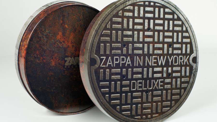 http://Zappa%20in%20New%20York%20Deluxe%20Case%20-%20Front,%20Back