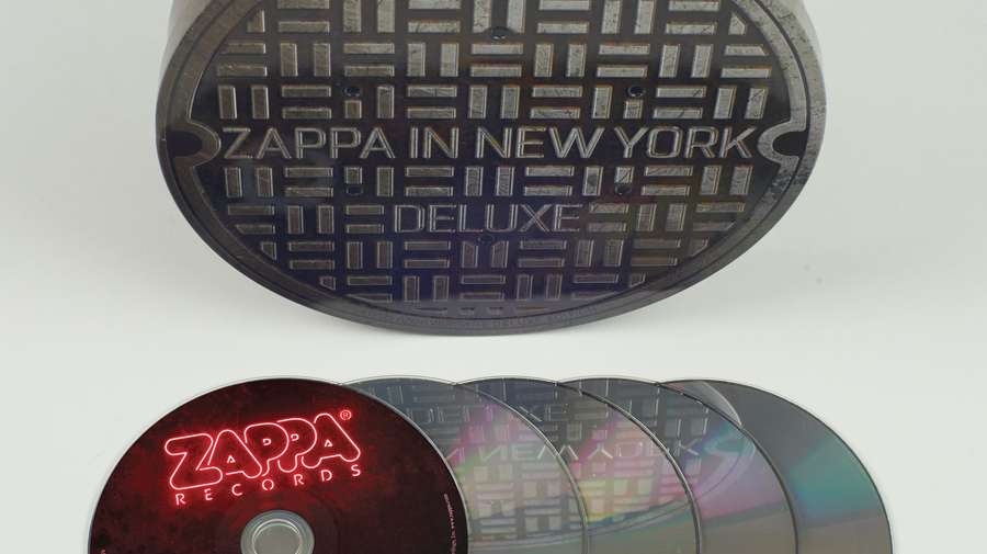 http://Zappa%20in%20New%20York%20Deluxe%20-%20Contents,%20CDs